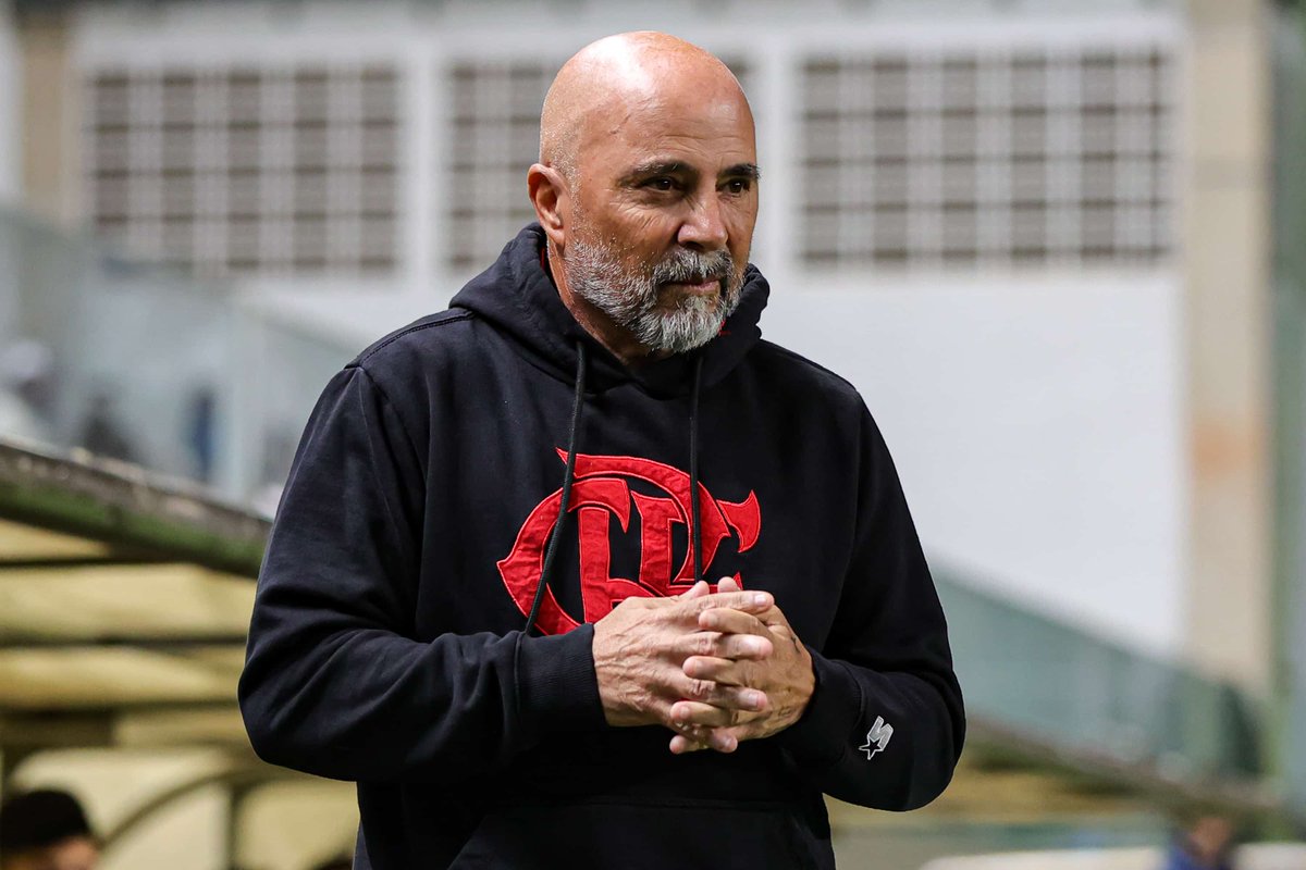 fla_infos's tweet photo. Após a briga entre Gerson e Varela, Sampaoli chamou as lideranças do elenco para uma reunião a portas fechadas no CT: Gabigol, Filipe Luis, Rodrigo Caio e Everton Ribeiro.

Bruno Spindel participou do encontro, mas ficou calado. Marcos Braz não foi ao Ninho do Urubu.

🗞️[@cahemota]