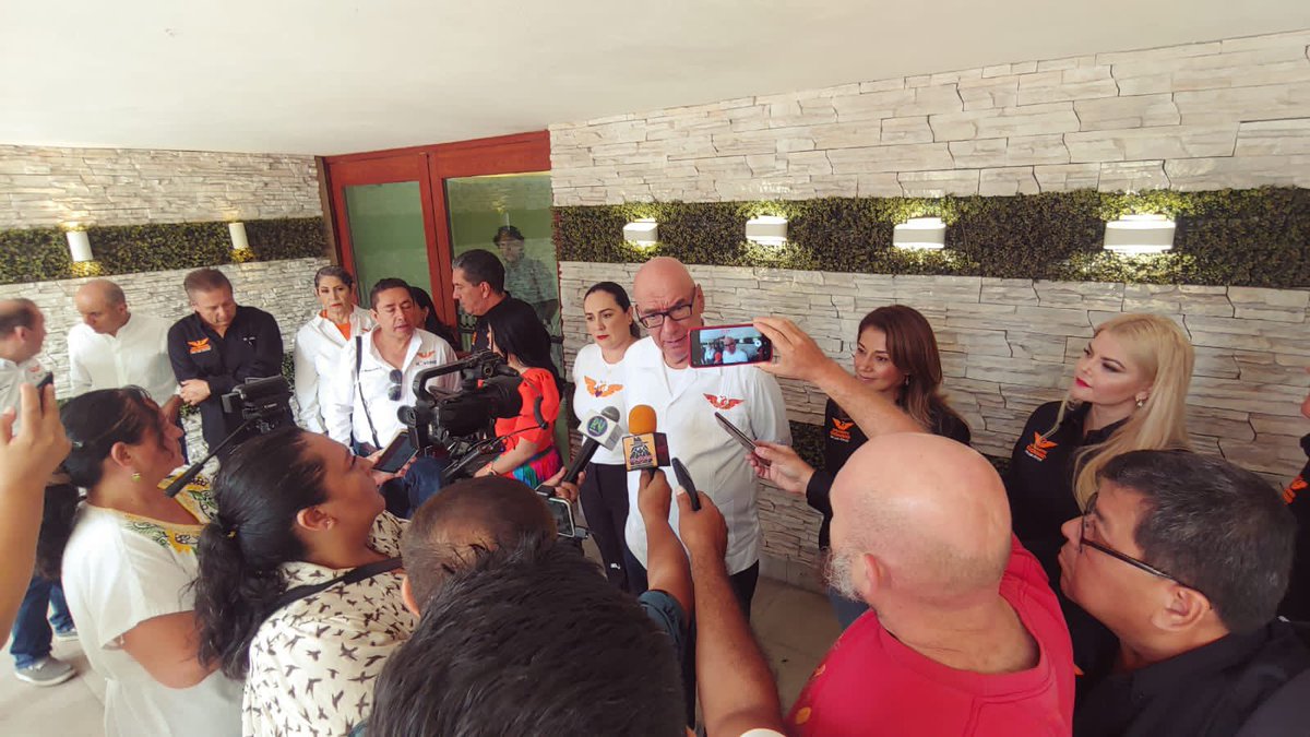 Noticierosrv's tweet photo. @DanteDelgado coordinador nacional de @MovCiudadanoMX encabeza esta mañana en #Rioverde #SLP una reunión estatal con mujeres naranjas, acompañado de @MarcoGamaSLP 

Poco antes atendió a los medios de comunicación. https://t.co/zIQiog9JHj