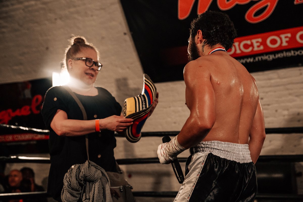 champswithinn's tweet image. A wholesome moment captured by @chelseapineda 

#theroadlesstravelled #champswithin #fight #boxingevent #show #boxing