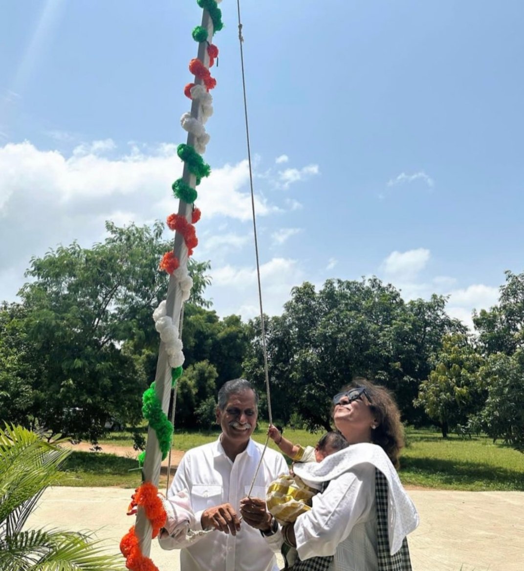AlwaysParandam's tweet photo. Our Mega Princess #KlinKaaraKonidela with her grand parents 🔥
#MegaHighness @upasanakonidela garu shared this adorable pictures via @instagram
#RamCharan𓃵 #GlobalStarRamCharan https://t.co/vWs5fWhT0y