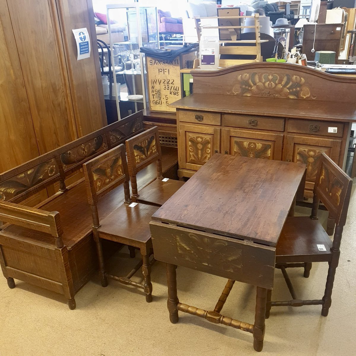 RichmondScheme's tweet photo. We love the variety of donations that we receive. This Scandinavian set, we believe, is dated around the 1920s and has lovely traditional details.

🏡#MakingHomes 
🌳#ProtectingTheEnvironment
💞#BuildingCommunity

🧵1/2 https://t.co/5ZdaBnLTa4