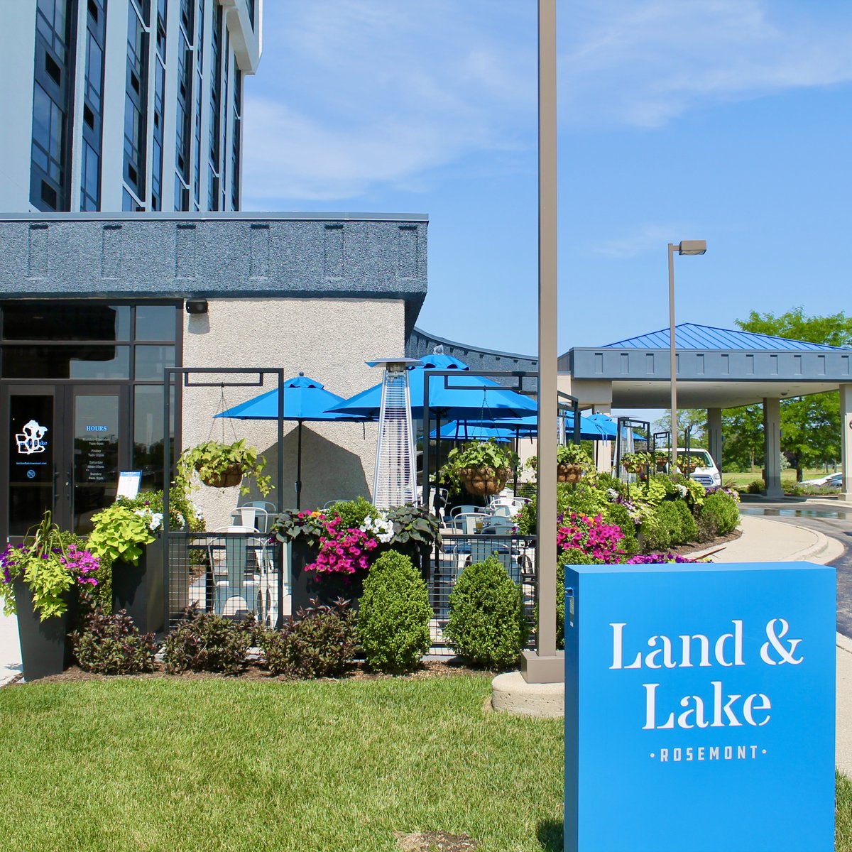 Doesn't get much better than enjoying a meal on the patio on a beutiful day! ☀️🍹😄
•
#RosemontIL #Rosemont #RosemontDining #DesPlainesDining #DesPlaines#DesPlainesIL #PatioDining #EEEEEats #foodstagram #buzzfeast #huffposttaste