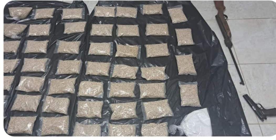 الأجهزة الامنيه تطيح برأس كبير مع نجليه في عملية نوعية في مدينة الرمثا وبحوزته 115 الف حبة كبتاغون ومادة الهيروين!
#الأردن الله