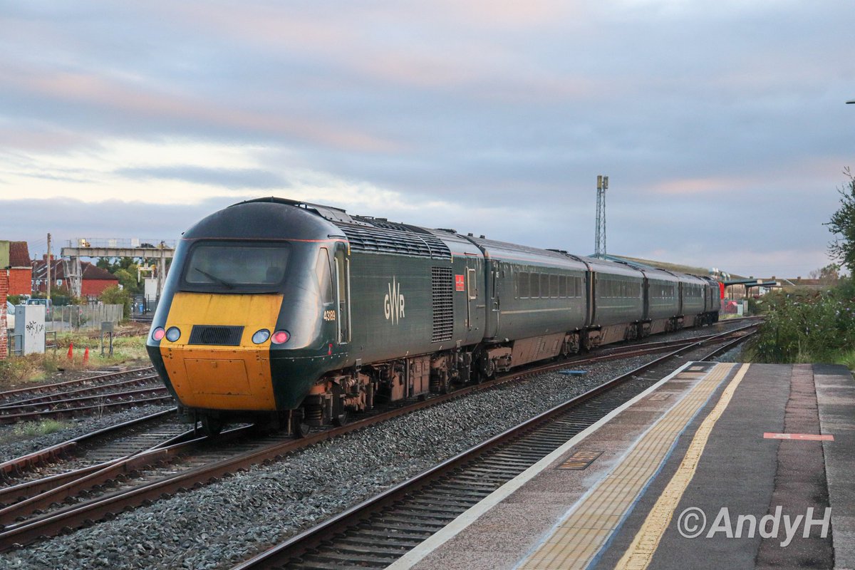 holtona72's tweet image. #HighSpeedTuesday Another @GWRHelp castle set working from first thing this morning, 43016 leads 43189 at Bridgwater with the returning working, 2U04 06.11 Taunton to Cardiff Central. #GWR #HST 15/8/23