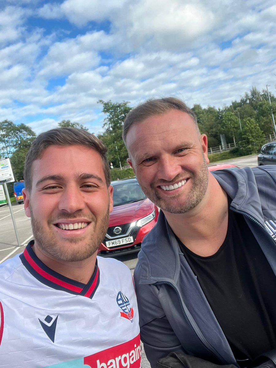 BWFC_Latam's tweet photo. 😍 WE'VE GOT SUPER IAN EVATT 🎶

Vasco is our affiliate from Lima, Perú 🇵🇪 and he will be supporting today for first time since 2015 (last time at Bolton). Amazing meeting with Ian Evatt outside the Stadium.

VAMOS BOLTON CARAJO #BWFC 🤍🐘 https://t.co/lQBSuQh3fY