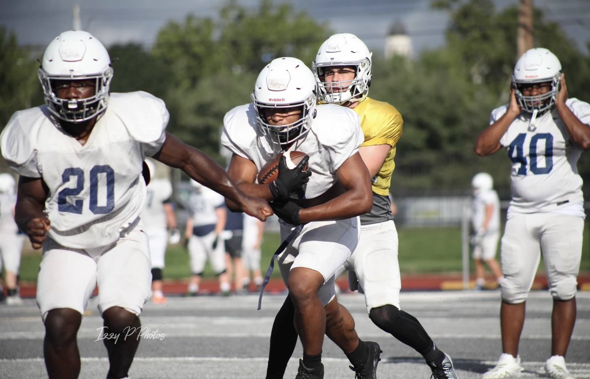 Marietta_FB's tweet photo. Football is in the Air😎
Practice 6️⃣

📸 @isabelle_poling 
#FIGHT_MC | #HUNT_MC https://t.co/UoPIQW9eF1