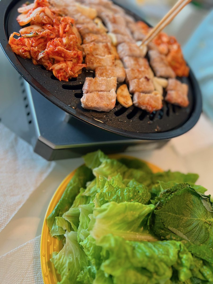 mochimaruksw's tweet photo. 妻の料理の中でも好きなものの一つであるサムギョプサル。柏の高島屋ファームで有機のサンチュとエゴマが珍しく売っていたのと、おおたかの角上でサムギョプサル用カナダ産豚バラが売っていたので合わせて。豚バラはコストコで買っていたけど、角上の豚バラは安いし脂もしつこくなくて美味しい！ https://t.co/vDmlCfftgg
