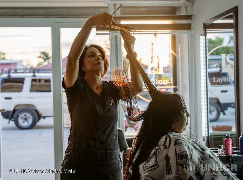 UNHCRfrance's tweet photo. Le HCR a accompagné Lissa depuis son arrivée au Guatemala 🇬🇹, offrant soutien psychologique, orientation juridique et formation. 

💇‍♀️💇🏽‍♂️Grâce à ce soutien, elle a ouvert son salon de beauté, bravant les difficultés économiques avec courage. https://t.co/zwJDWBrRAE