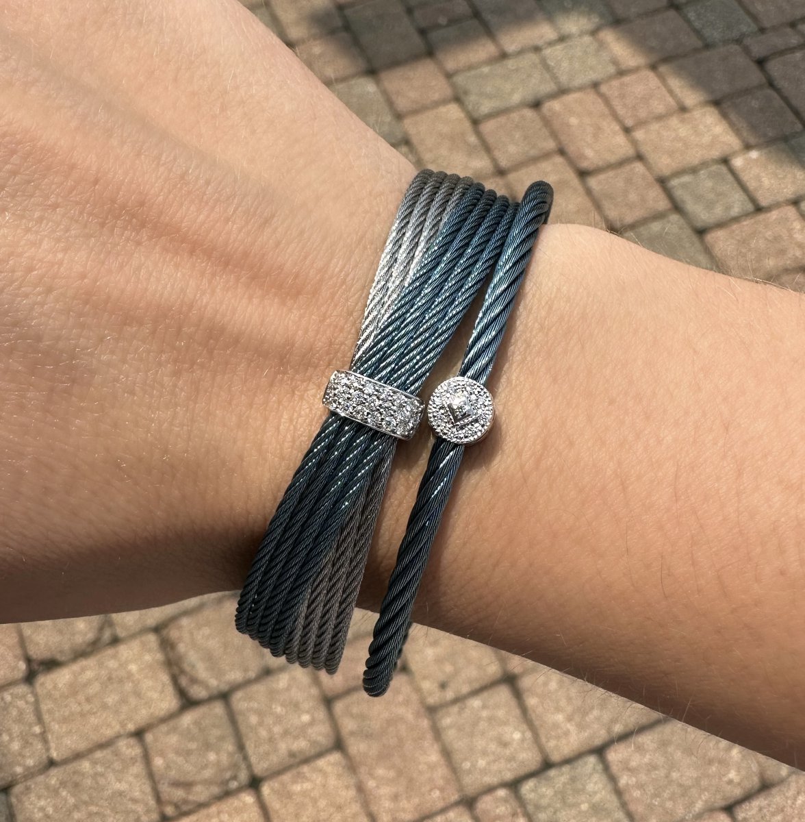 RollandJewelers's tweet image. Adorn yourself on island time with ALOR's Caribbean Blue collection.  💙🍹🌴 @RollandJewelers 
.
18K White/Stainless Steel Caribbean Blue &amp;amp; Grey Cable Diamond Bracelets 
.
#alor #alorislandblue #alorcaribbeanblue #bracelets #cablejewelry #diamondbracelets #rollandsdjewelers