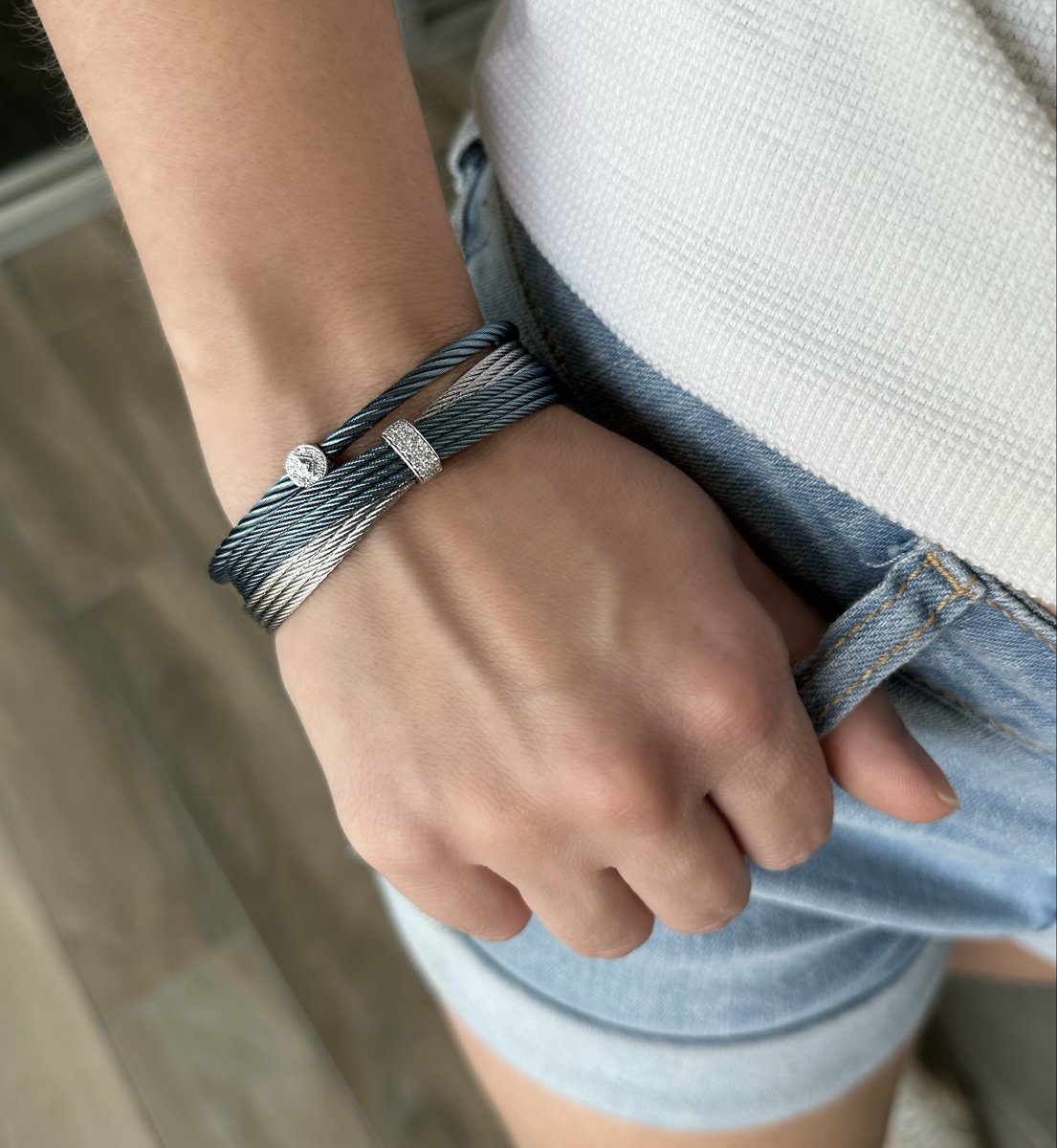 RollandJewelers's tweet image. Adorn yourself on island time with ALOR's Caribbean Blue collection.  💙🍹🌴 @RollandJewelers 
.
18K White/Stainless Steel Caribbean Blue &amp;amp; Grey Cable Diamond Bracelets 
.
#alor #alorislandblue #alorcaribbeanblue #bracelets #cablejewelry #diamondbracelets #rollandsdjewelers