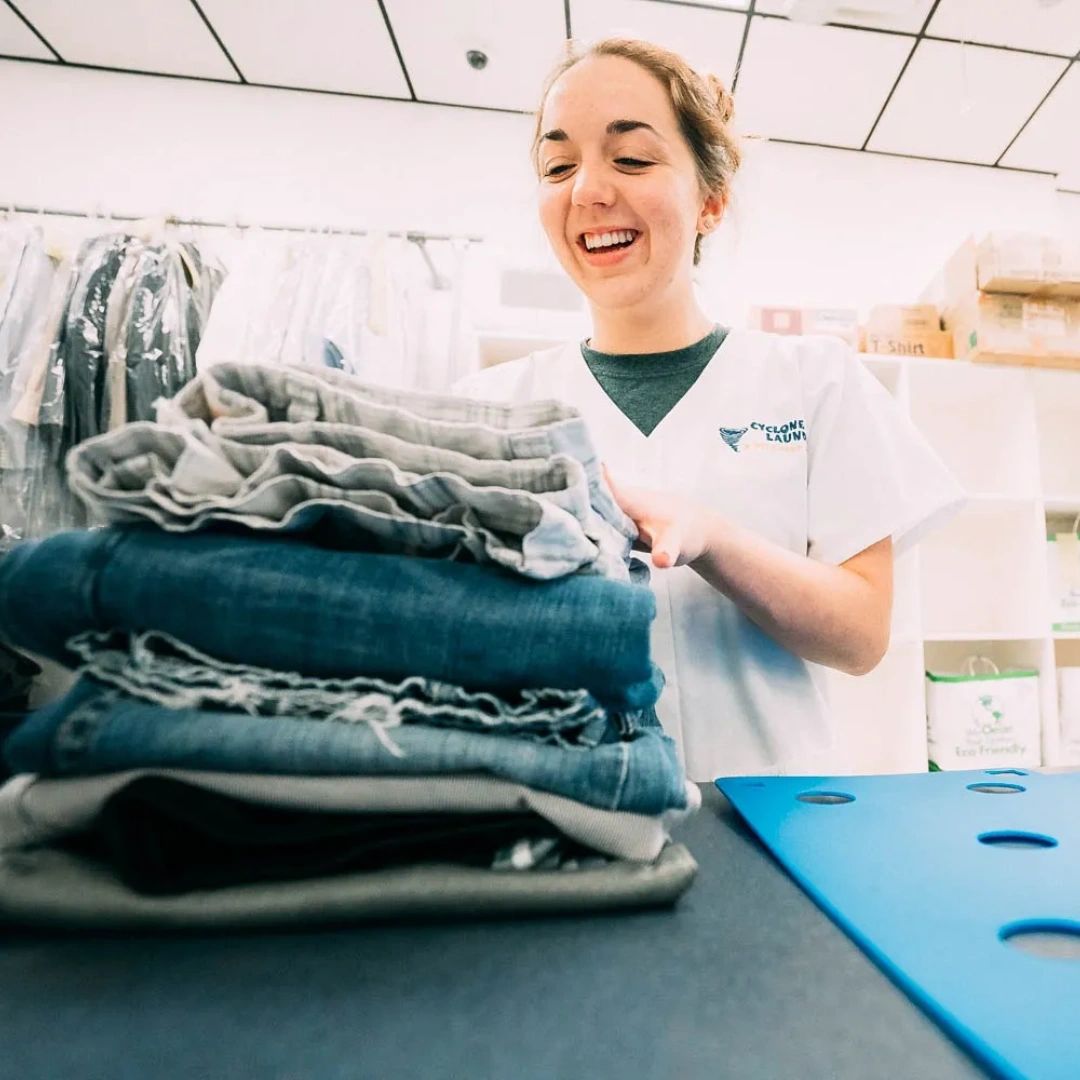Who else loves the feeling of fresh, clean laundry? Share your favorite laundry scent with us in the comments! 👕💨 #CleanClothes #FreshLaundry #CycloneLaundry