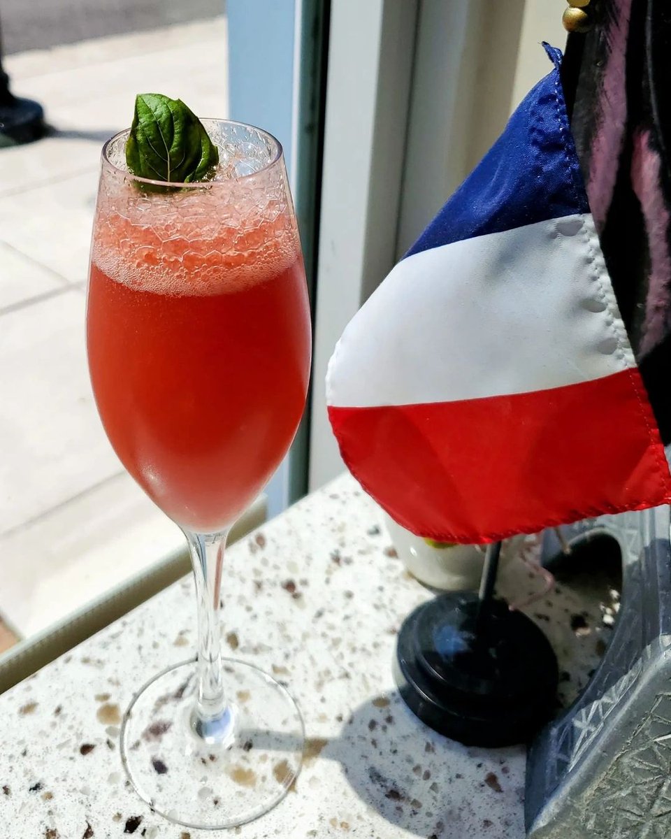 Calling all happy hour enthusiasts! What's your go-to cocktail during our Tuesday-Friday happy hour? Share your favorite drink below! 🍹 #HappyHourFun #Mixology #AlexandriaDrinks