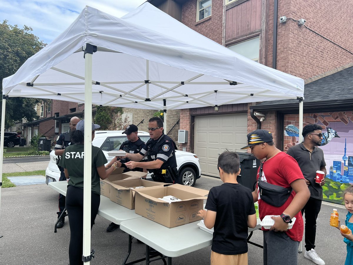 TAIBU_CHC's tweet photo. We are excited to announce the launch of the Empringham Youth Hub and honoured to have donated their digital supplies for the youth in the community!

A big thank you to our partners Malvern Family Resource Centre, @cityoftoronto and the @TPSOperations 

#empringham #taibuchc https://t.co/oPhhXWAJ7t