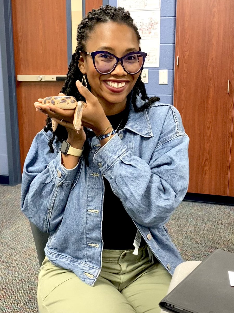 EvaPCFISD's tweet photo. Yay, I had the opportunity to hold this beautiful Kenyan Sand Boa. 🐍🧡🤎 #PDWeek2023 #PK1PowerUp #BarbaraCargill #Science https://t.co/j2CrgWlfW2