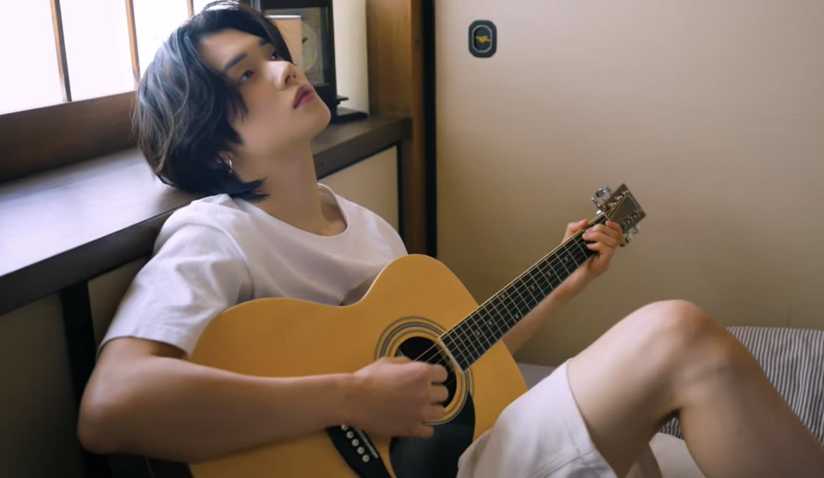 ibeomss's tweet photo. yeonjun guitarra yo sabia que tu eras real estoy loca no debieron darme esto https://t.co/r2CYXuvJxE