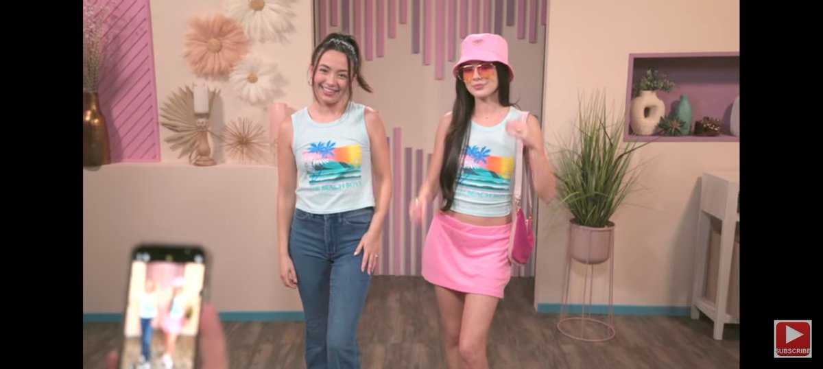 ronessaamerrell's tweet photo. ALL THE OUTFITS WERE SO CUTE LOVED THE VIDEO @veronicamerrell @VanessaMerrell @MerrellTwins https://t.co/PbrJSTt250