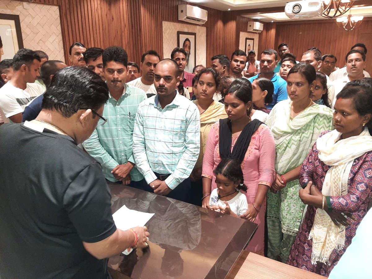 MithileshJMM's tweet photo. आज गढ़वा आवास पर झारखंड सहायक पुलिस के एक प्रतिनिधिमंडल ने मुलाकात कर अपनी समस्याओं के संबंध में एक मांग पत्र सौंपा।

इस विषय को मा.⁦ मुख्यमंत्री श्री @HemantSorenJMM जी के सम्मुख रखकर उनका निराकरण करने की हर संभव कोशिश की जाएगी। https://t.co/BPoEd0o4Lv