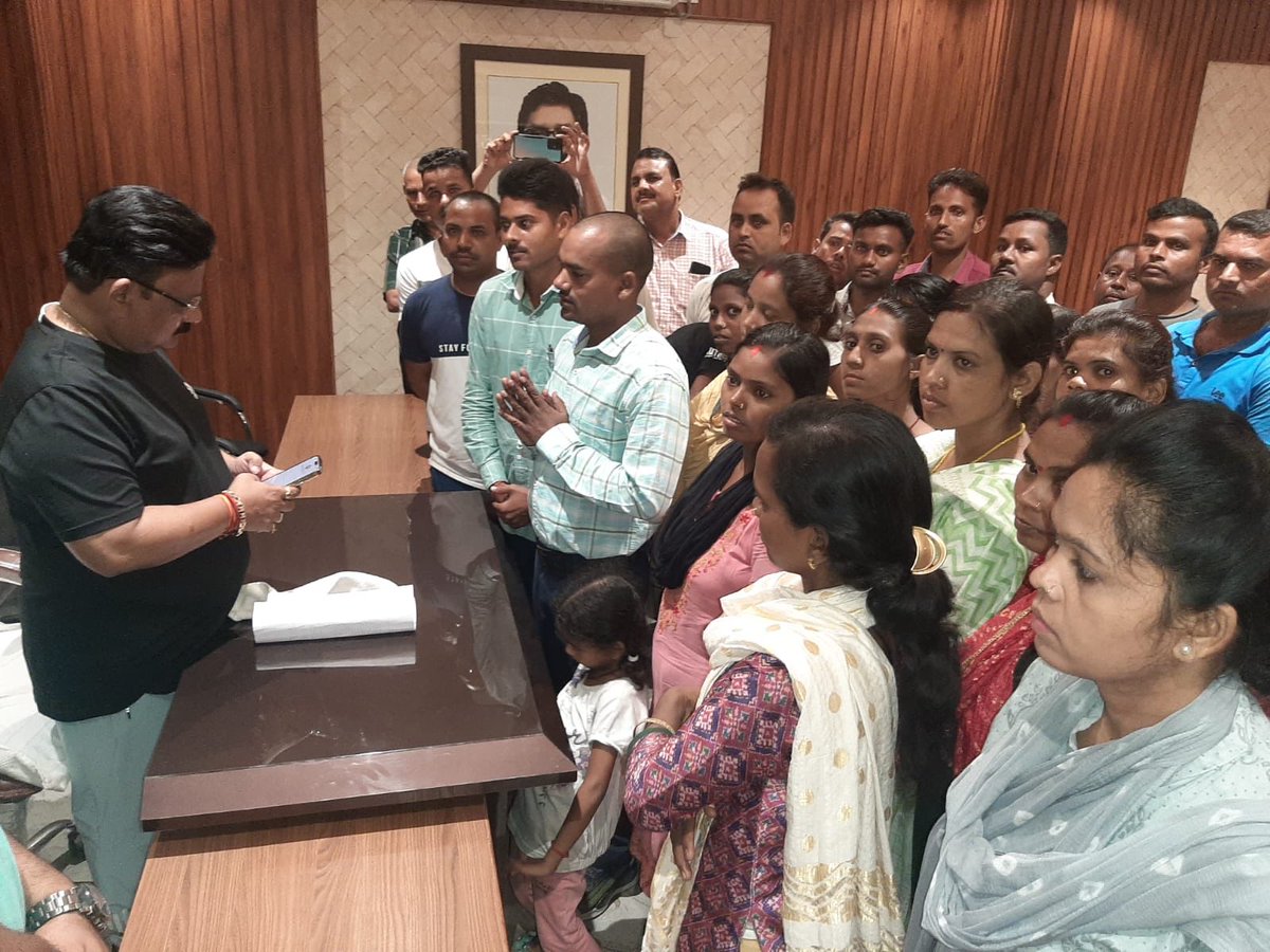 MithileshJMM's tweet photo. आज गढ़वा आवास पर झारखंड सहायक पुलिस के एक प्रतिनिधिमंडल ने मुलाकात कर अपनी समस्याओं के संबंध में एक मांग पत्र सौंपा।

इस विषय को मा.⁦ मुख्यमंत्री श्री @HemantSorenJMM जी के सम्मुख रखकर उनका निराकरण करने की हर संभव कोशिश की जाएगी। https://t.co/BPoEd0o4Lv