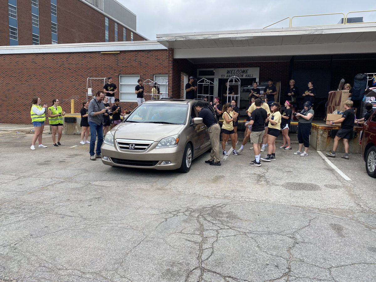 TrevorPeters__'s tweet photo. Surprise! @PurduePresident is helping you move in 🚂 @LifeAtPurdue @allaboardpurdue https://t.co/ri8aabM5IG
