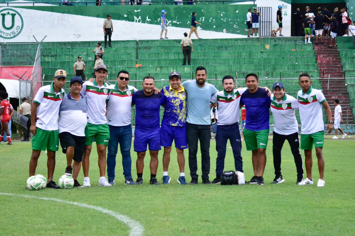 Javiercarva1's tweet photo. Gran grupo de trabajo pero mejor grupo de personas gracias por cada esfuerzo @LaPaz_Oficial #finalista @zurdolopez6 @31_robinson https://t.co/J3K2WBAolG