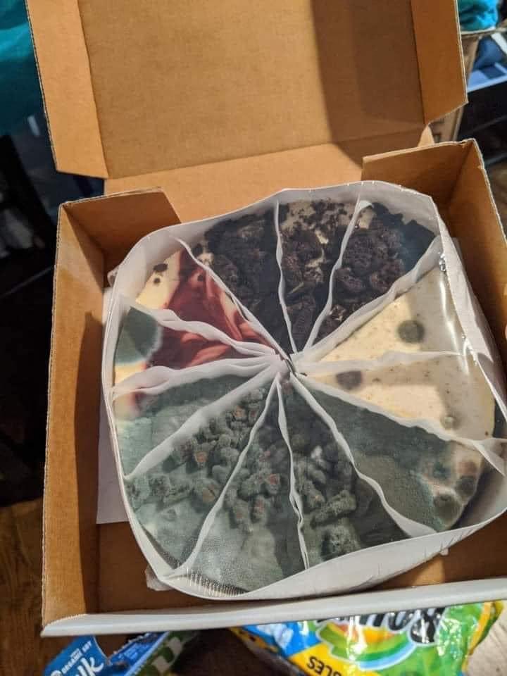 rahsh33m's tweet photo. You’re offered 4 million dollars to eat all the slices in one hour, wyd ? https://t.co/WjHpf6pdlp