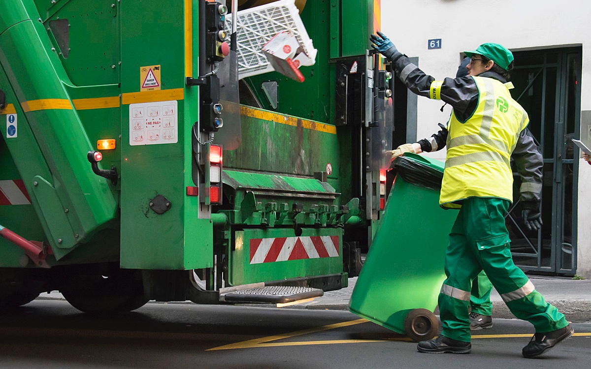 CerfiaFR's tweet photo. 🇫🇷🚛 FLASH | Un homme a menacé de mort des éboueurs « je vais te fumer » avant de tirer à la tête d’un d’eux ce matin à #MantesLaJolie, parce qu’il était pressé de sortir de chez lui et que le camion le bloquait. L’éboueur a été blessé, mais va bien. L’homme a été interpellé. https://t.co/MfsmZmwic0