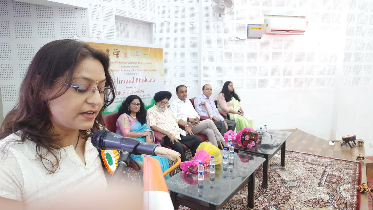 BindyaTikoo's tweet photo. #independenceday #event2 #poetry
आदरपूर्ण सुसज्जित मंच पर संभागीय आयुक्त जम्मू श्री @Rameshkumarias जी, श्री ललित मंगोत्रा जी और श्री प्रीतपाल सिंह 'बेताब' के समक्ष अपनी लिखी देशभक्ति रचनाएँ पढ़ने का अवसर प्राप्त हुआ। शुक्रिया @JKAACLOfficial । ज़िन्दगी, मुस्कुराती रहो!! https://t.co/Y4UpkyBVTl