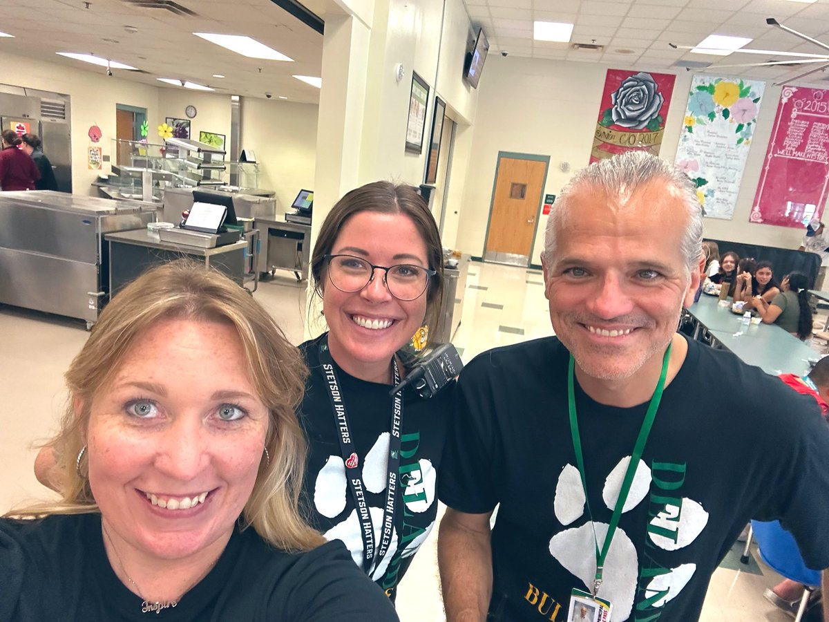 Cafe crew day two 💚💛🐾 <a href="/KellieMcclarty/">Kellie McClarty</a> <a href="/delandbulldogs/">DeLand High Bulldogs</a>