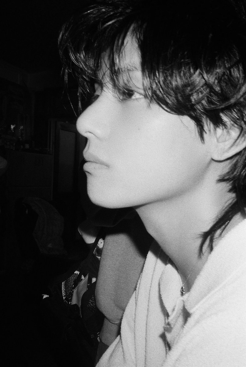 lilos_b's tweet photo. Taehyung yine bildiğimiz gibi, ışık saçıyor 
V LAYOVER PHOTO 2 https://t.co/Yg5T0yTomO