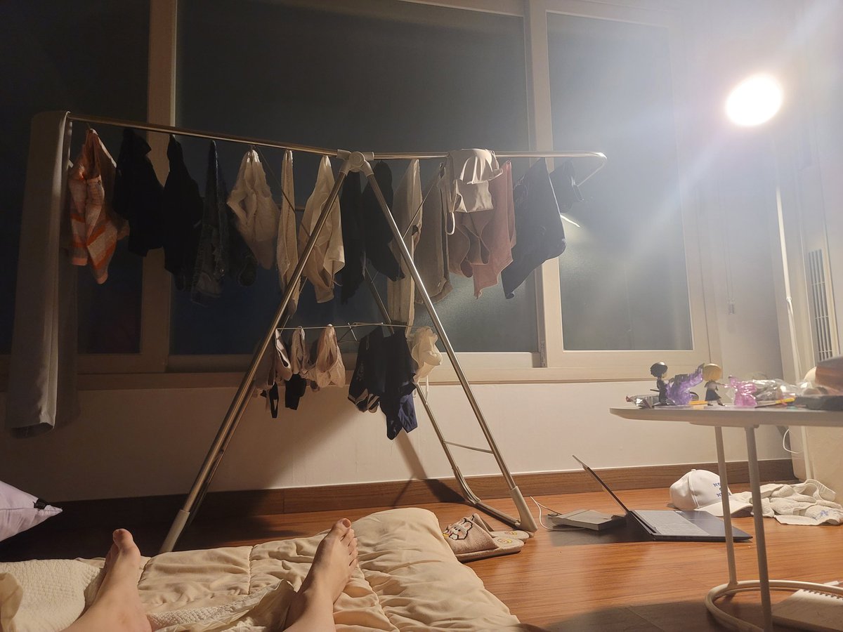 에어컨 고장나서 거실생활 하고 잇는데
내가 수련회 온 것 같다고
야아 너 6반에 조아하는 애 잇다며
이지랋하니끼
룸메가 먼소리야 우리학교에 6반 없는데? 해줌

ㅆ