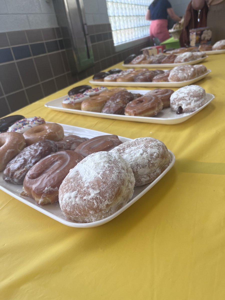 sggsvb's tweet photo. SGGS would like to send a special thank you to the ladies of the PTG for sponsoring both our breakfast and our lunch today! What a delicious treat to get everyone started this school year! https://t.co/DcffwG7hzL