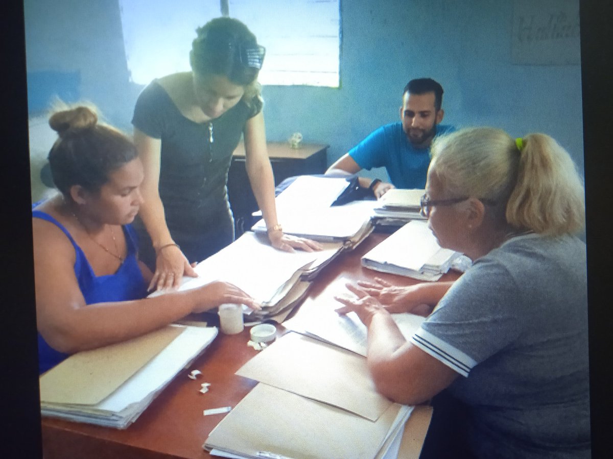 RodasDmotu's tweet photo. En la DMOTU Rodas el Dpto. De Gestión del Planeamiento concilia y entrega trámites terminadas con el Dpto. Inversionista de la Vivienda. #INOTU https://t.co/BBP1k80ERR