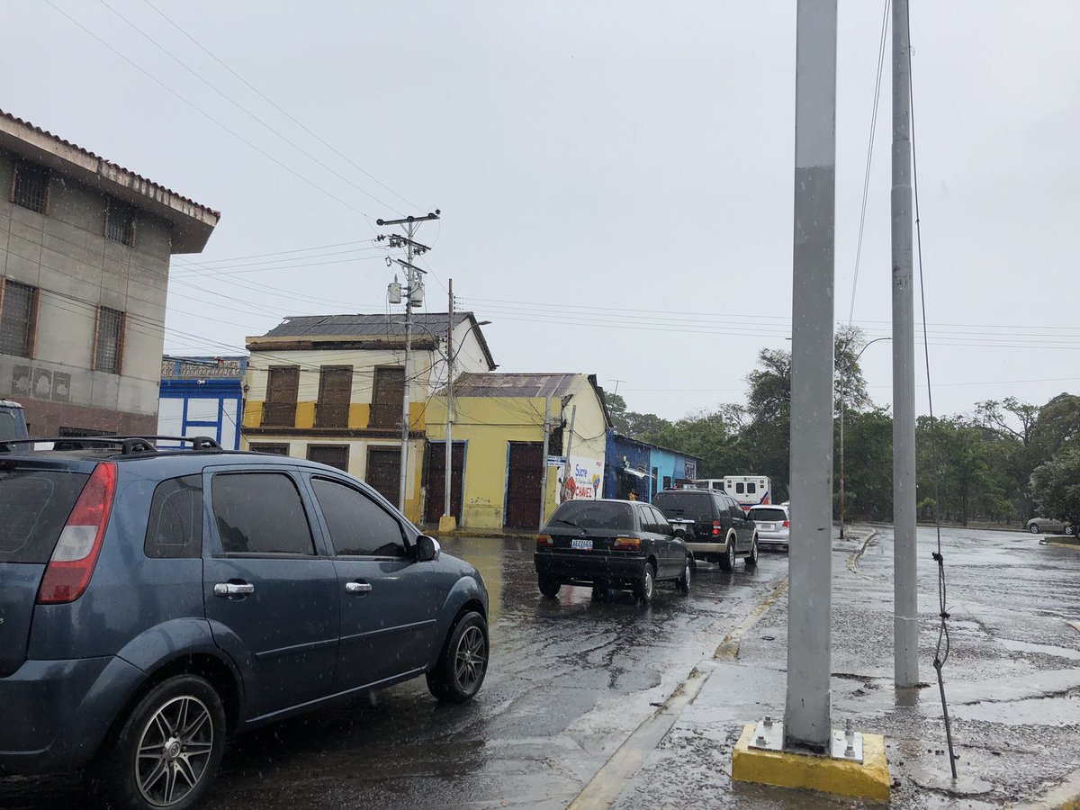 nelslyt's tweet photo. Árboles caídos a causa de la fuerte lluvia registrada este #15Ago en #Cumaná provocaron el cierre de la vía adyacente a El Tamarindo.

Es recomendable para los conductores, tomar vías alternas hasta que sea llevado a cabo el levantamiento de dicho obstáculo. https://t.co/0MSV5BukYK