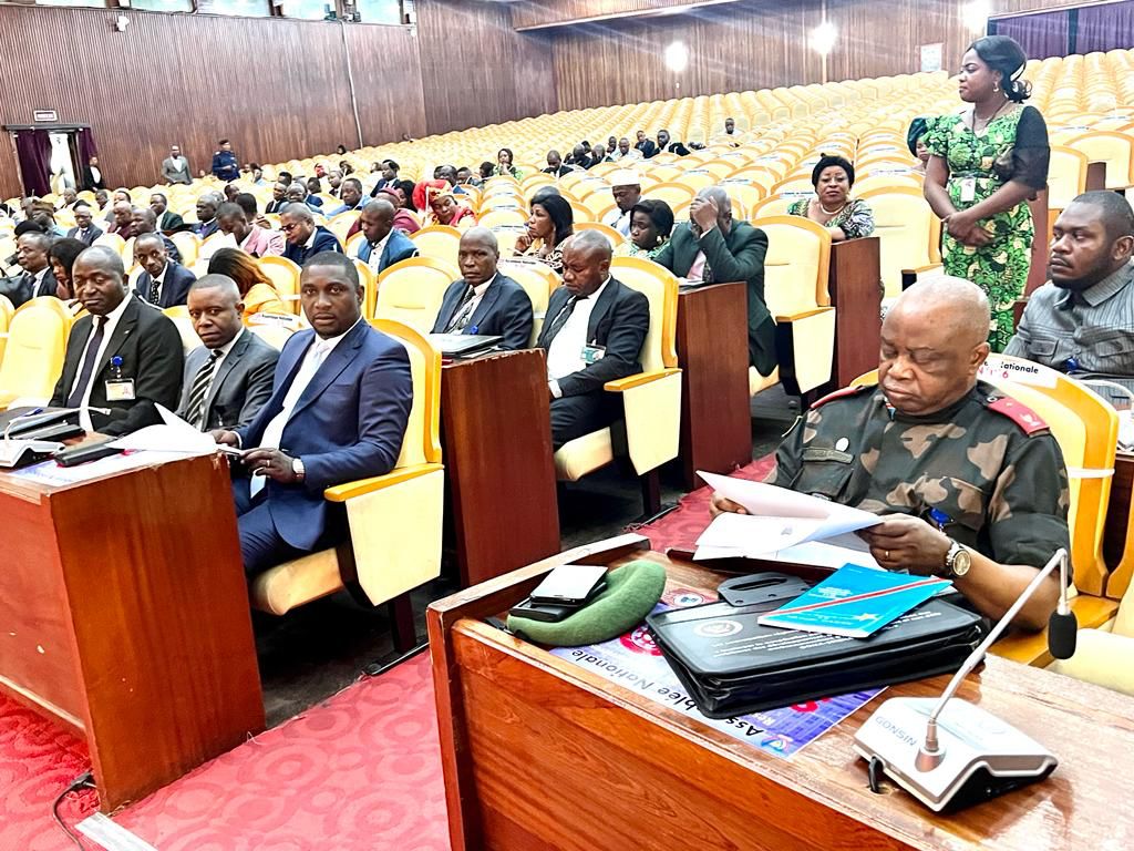 Honorable PATRICK MUNYOMO prends part aux assises de l'État de siège au NK et Ituri en Kinshasa.
Un parlementaire qualifié.
#SoutienTotal au PM