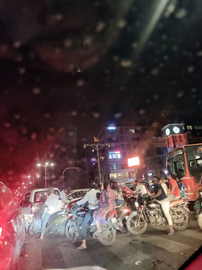 im_parekh's tweet photo. @Vadcitypolice waiting for traffic clearance from last 1 and half HR at akota dandia bazar bridge circle https://t.co/1L0F8IwFLD