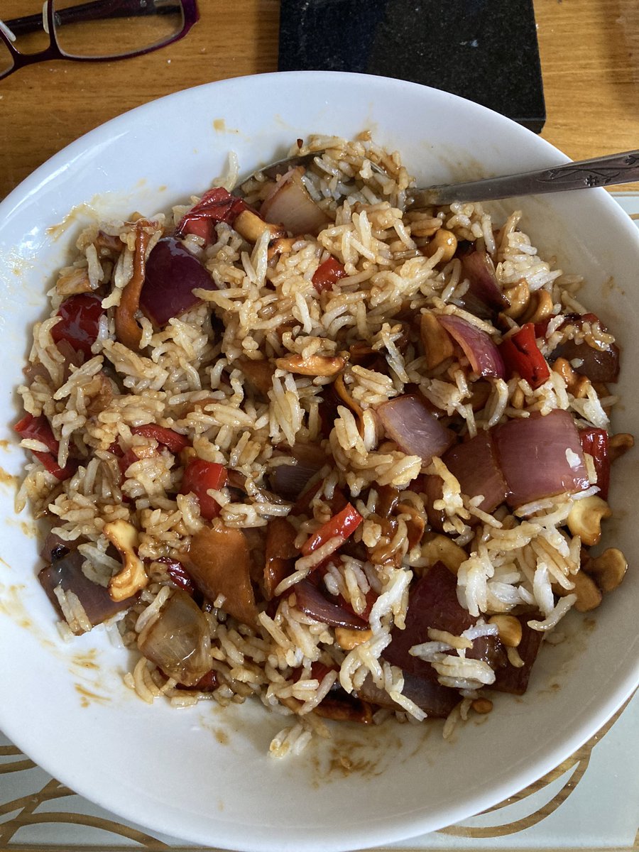 emmacook's tweet image. Yum, yum, yum 😋 Teriyaki stir fry veg with cashews. Gorgeous veg from @BumblesGG 👍🫑🥕🧄🧅🥰