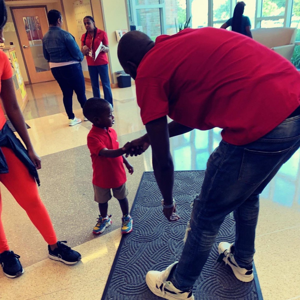 EducareNOLA's tweet photo. A team of @educarenola Dads rolled out the welcome carpet for children and families this morning!  Perfect start to another great day!  #educarenola #educaredads #neworleans #familyengagement https://t.co/xlWS1qbe5y