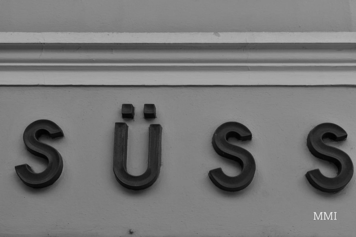miguelmarqizq's tweet photo. Süss oder Süß? Egal. Auf jeden Fall, das bist du. 14:45:38, Graz. Day two of a photo a day for twenty-seven days.
.
.
.
#photography #blackandwhitephoto #quotes #poetry #urbanphotography https://t.co/wDAZMrabRH