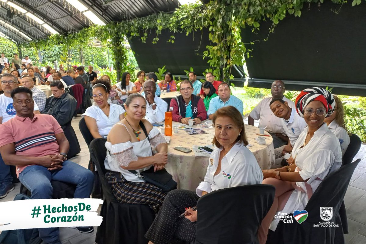 Educacion_Cali's tweet photo. Docentes, directivos y líderes TIC de @Educacion_Cali se conjugan 💬 con el enfoque STEAM 🤖 potenciando habilidades y competencias digitales 🖥️de las comunidades educativas.
 
#EncuentroLideresTicCali
#HechosDeCorazón
@RedTiCali
@alexanderconsul https://t.co/2LjygJJxtk