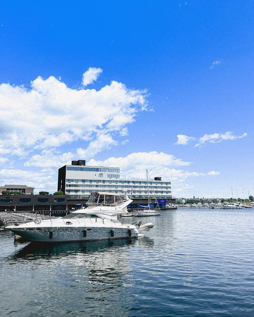 Soak up the last rays of summer days at Delta Kingston Waterfront 🌊☀️ 

Create unforgettable moments with your family and friends, or enjoy some well-deserved me-time by planning a getaway to Kingston.

buff.ly/3B60dc3