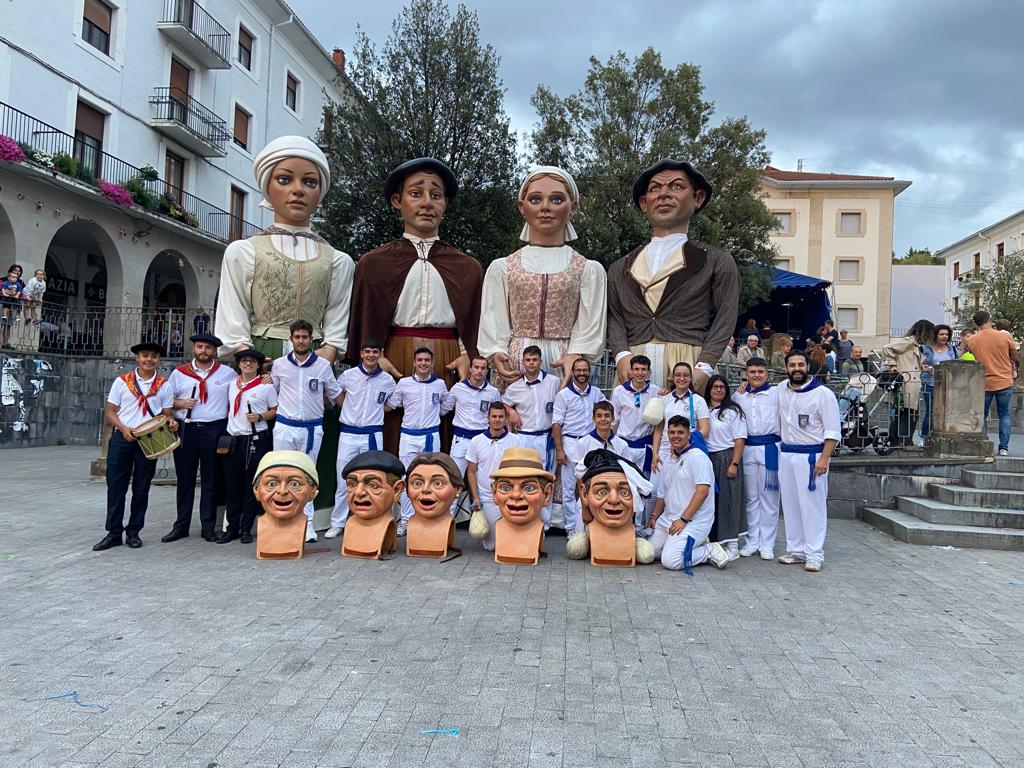 comparsabaranai's tweet photo. Gran día ayer por las calles de Aretxabaleta junto a @Ezpelur. Gracias por contar con nosotros!!⚪️🔵

Ahora queda ir contando los días para un septiembre lleno de salidas (Baifest, Santa Coloma de Gramanet, Día de la Comparsa o Zizur).

Os mantendremos informados!! https://t.co/4em2n6Ee78