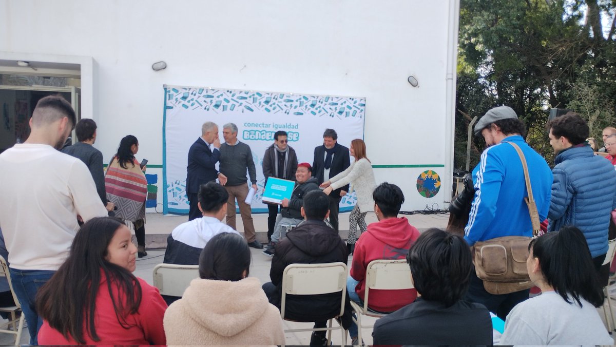 DTE_region01's tweet photo. Entrega de Netbooks #ConectarIgualdadBonaerense en la EES 94 de Arana, La Plata. Más estudiantes de 6to año con #DerechoAlFuturo y #DerechoALaEducacion @AlbertoSileoni @ClaudiaBracchi1 @salbarracin @DTE_BA https://t.co/8zEUrSx77a