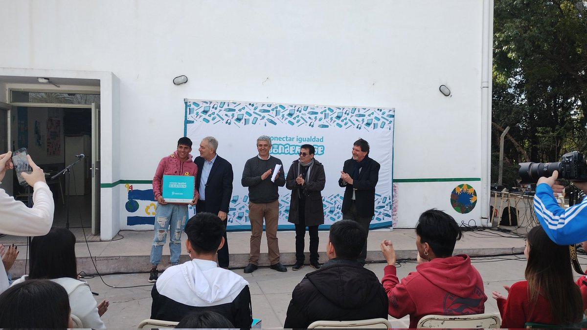 DTE_region01's tweet photo. Entrega de Netbooks #ConectarIgualdadBonaerense en la EES 94 de Arana, La Plata. Más estudiantes de 6to año con #DerechoAlFuturo y #DerechoALaEducacion @AlbertoSileoni @ClaudiaBracchi1 @salbarracin @DTE_BA https://t.co/8zEUrSx77a