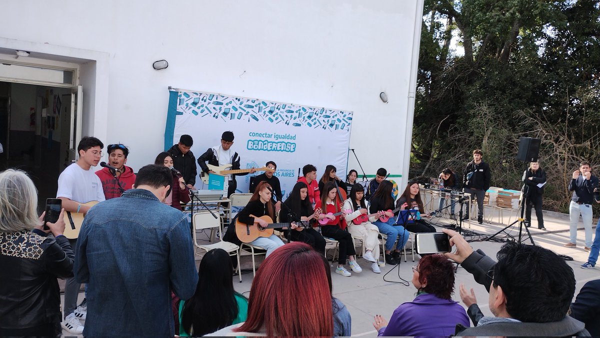 DTE_region01's tweet photo. Entrega de Netbooks #ConectarIgualdadBonaerense en la EES 94 de Arana, La Plata. Más estudiantes de 6to año con #DerechoAlFuturo y #DerechoALaEducacion @AlbertoSileoni @ClaudiaBracchi1 @salbarracin @DTE_BA https://t.co/8zEUrSx77a