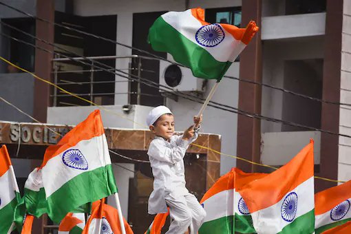 पता नहीं क्यों बचपन से मुस्लिम लोगों को और उनके बच्चों के हाथ में तिरंगा देखना अच्छा लगता था मुस्लिम बस्तियों में 15 अगस्त मनते हुए देखकर एक अजीब सी खुशी होती थी...जबकि ये एक सामान्य सी बात है। शुरू में इस खुशी की वजह समझ नहीं आती थी लेकिन जब आई तो एक शर्म के साथ आई क्योंकि ये