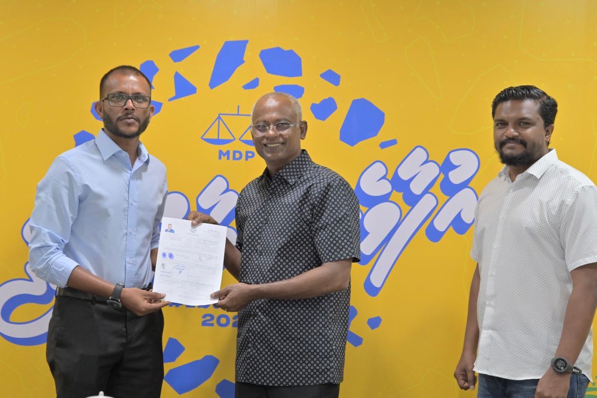 MDPSecretariat's tweet photo. ކުޅުދުއްފުށީ އުތުރު ދާއިރާގެ މެންބަރު @YasirLathyf, ސިޓީގެ މޭޔަރ @ArthifKFCity, ޑެޕިއުޓީ މޭޔަރަ @AliAhumadh, އަދި 3 ކައުންސިލަރުންނާއި, އެމްޑީޕީ ކުޅުދުއްފުށީ ސިޓީ ދެކުނު ދާއިރާގެ ކުރީގެ ރައީސް @akrams_akey ވަނީ ޕާޓީ އާއި ގުޅިވަޑައިގެންފި.

#IbuAslam2023
#UfaaveriAmaanRaajje https://t.co/zpoaBBRp9W