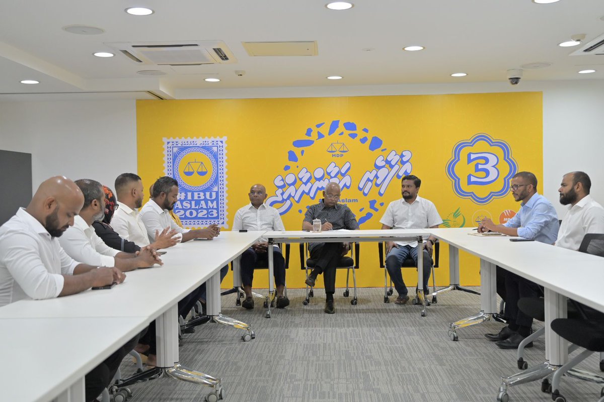 MDPSecretariat's tweet photo. ކުޅުދުއްފުށީ އުތުރު ދާއިރާގެ މެންބަރު @YasirLathyf, ސިޓީގެ މޭޔަރ @ArthifKFCity, ޑެޕިއުޓީ މޭޔަރަ @AliAhumadh, އަދި 3 ކައުންސިލަރުންނާއި, އެމްޑީޕީ ކުޅުދުއްފުށީ ސިޓީ ދެކުނު ދާއިރާގެ ކުރީގެ ރައީސް @akrams_akey ވަނީ ޕާޓީ އާއި ގުޅިވަޑައިގެންފި.

#IbuAslam2023
#UfaaveriAmaanRaajje https://t.co/zpoaBBRp9W