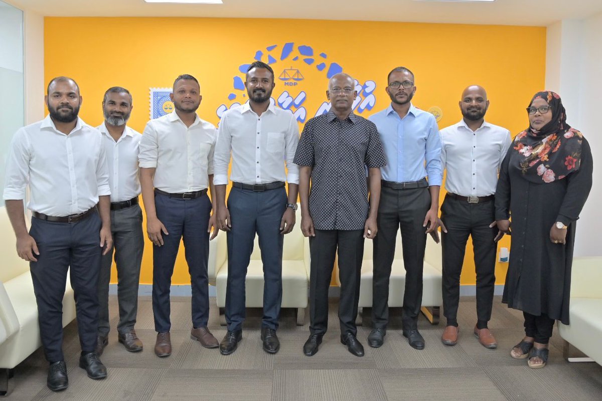 MDPSecretariat's tweet photo. ކުޅުދުއްފުށީ އުތުރު ދާއިރާގެ މެންބަރު @YasirLathyf, ސިޓީގެ މޭޔަރ @ArthifKFCity, ޑެޕިއުޓީ މޭޔަރަ @AliAhumadh, އަދި 3 ކައުންސިލަރުންނާއި, އެމްޑީޕީ ކުޅުދުއްފުށީ ސިޓީ ދެކުނު ދާއިރާގެ ކުރީގެ ރައީސް @akrams_akey ވަނީ ޕާޓީ އާއި ގުޅިވަޑައިގެންފި.

#IbuAslam2023
#UfaaveriAmaanRaajje https://t.co/zpoaBBRp9W