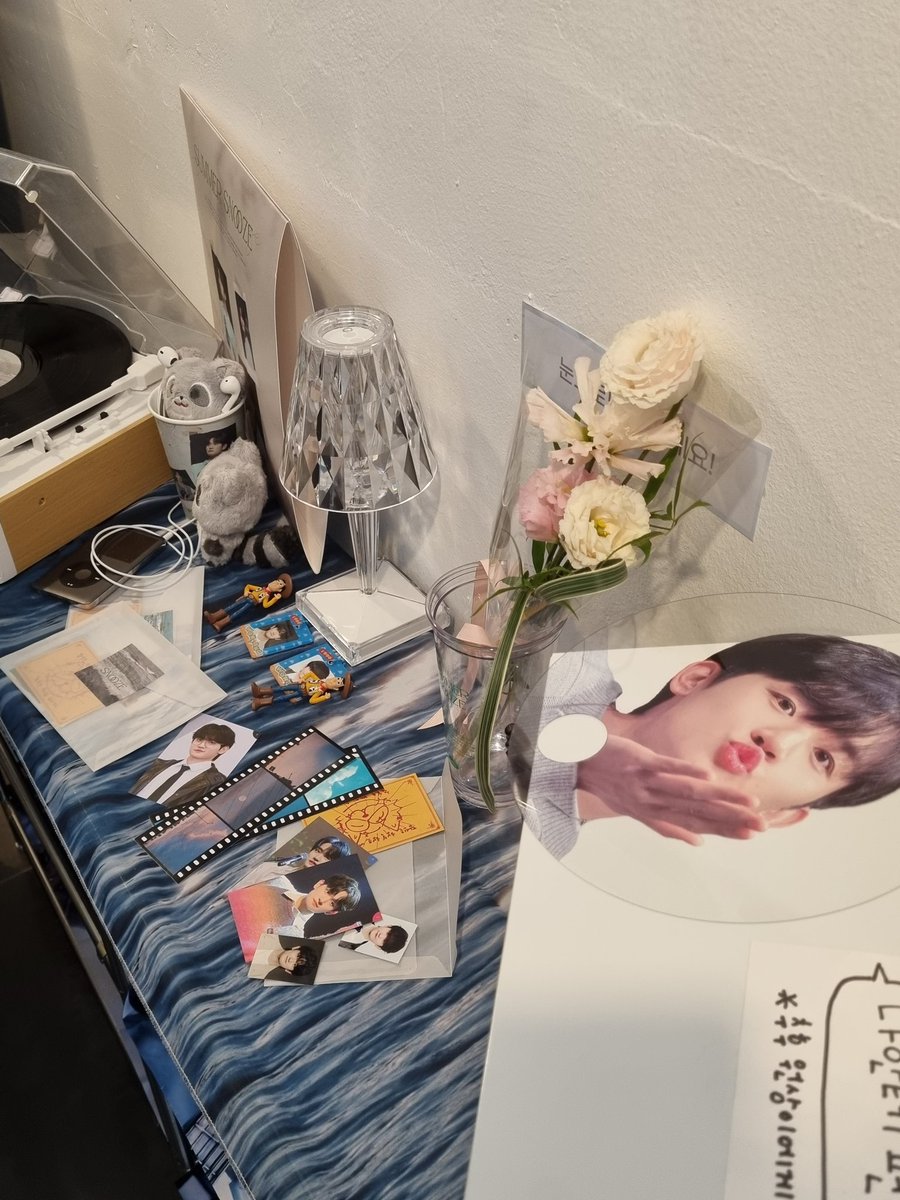 Starlangan929's tweet photo. 📍카페 데이원

닳도록 볼만큼 익숙하고 애정하는 원상이 사진들이 곳곳에...😭😭 진실로 원상이가 미모의 너구리라는 것을 다시금 깨닫게 되는 공간이었습니다 럭드로 뽑은 투명 부채 너무 아름다워서 잘 닦아서 고이 보관해야 할 것 같아요

#오늘도_간직될_원상의_조각잠
#이번_여름도_원상과_함께 https://t.co/DunUTtqcxS