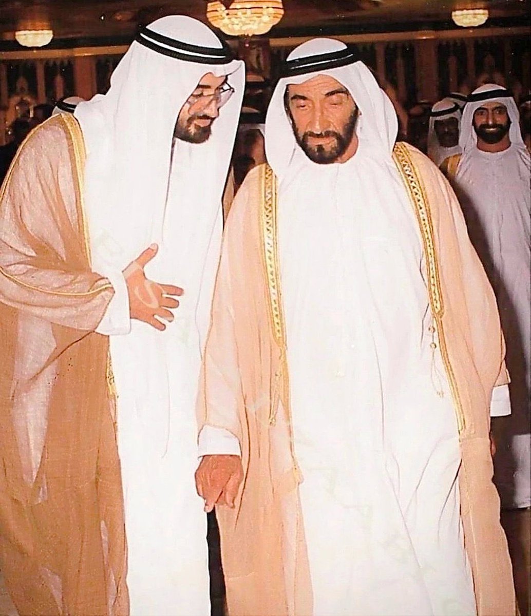 من شاف أبو خالد تذكر زايد
                     لوصاف هيّه والفعايل هيّه
من فكرة وقوة فعال يْمينه
               ما حد مثله في الكره الارضيّه .. 🇦🇪